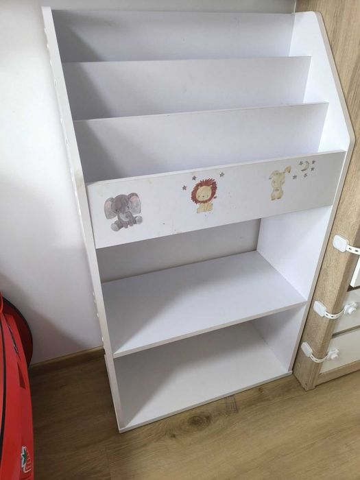 Biała szafka na książki lub zabawki dla dzieci