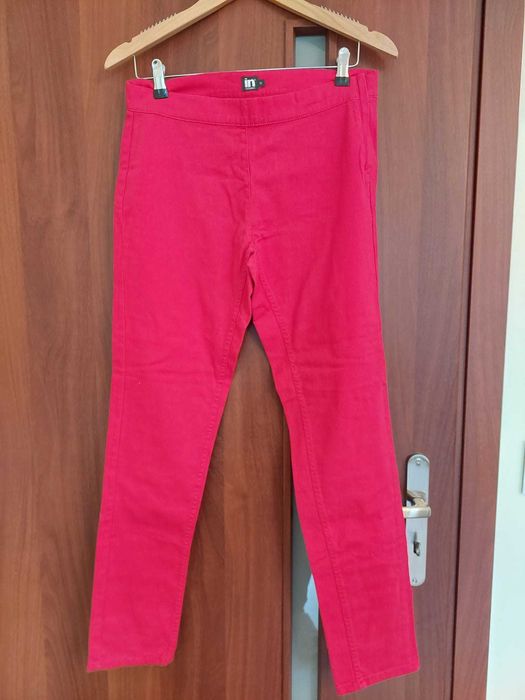 Czerwone letnie spodnie damskie z zamkiem z boku