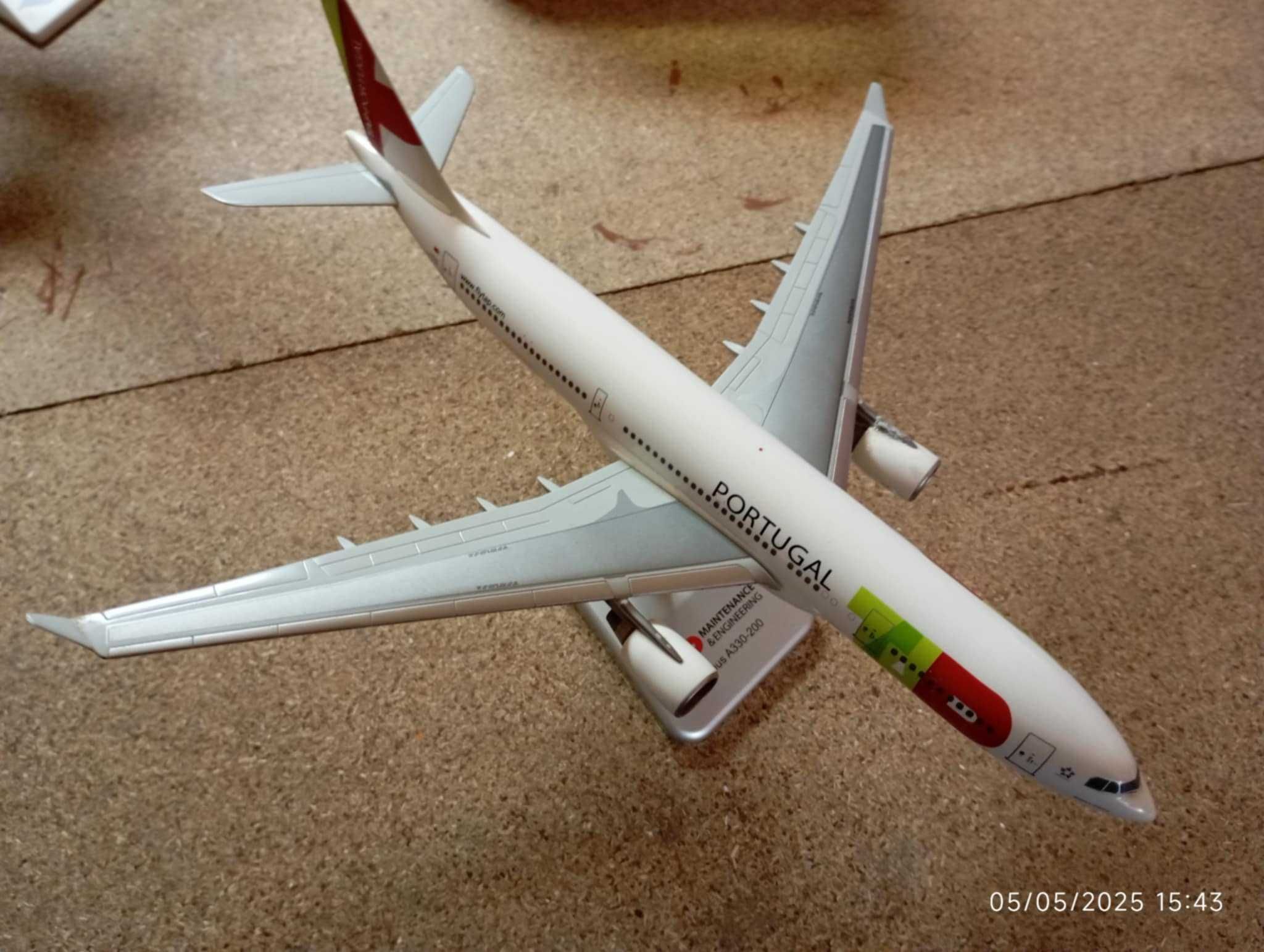 Coleção de modelos escala 1/400 e outros