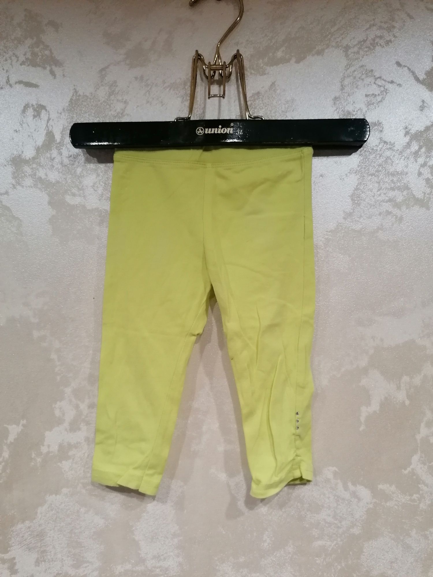 Zielone legginsy 3/4 marki Zarek rozmiar 116