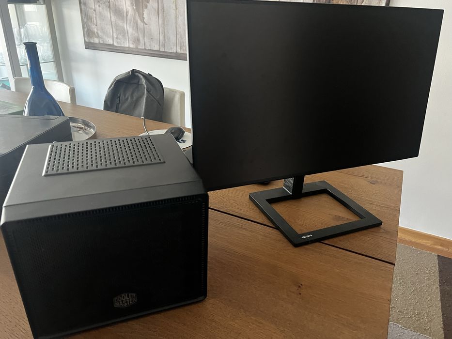 Computador Desktop (Torre + Monitor] pronto a Usar