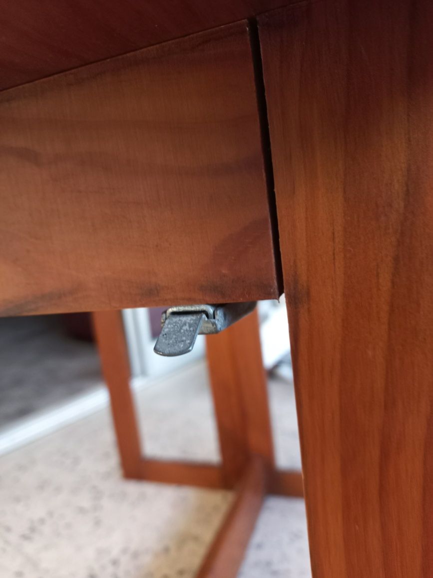 Mesa extensível com 2 bancos