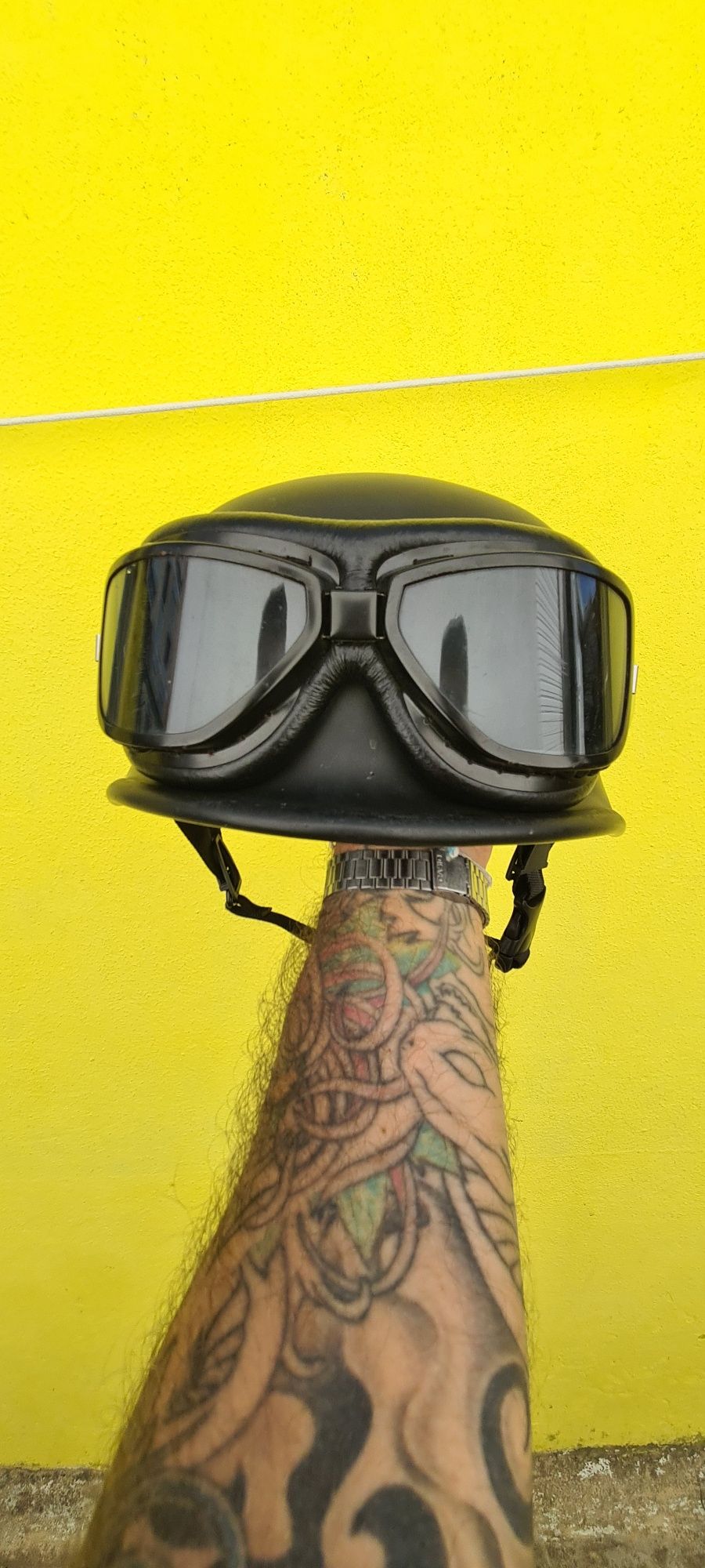 Capacete com óculos