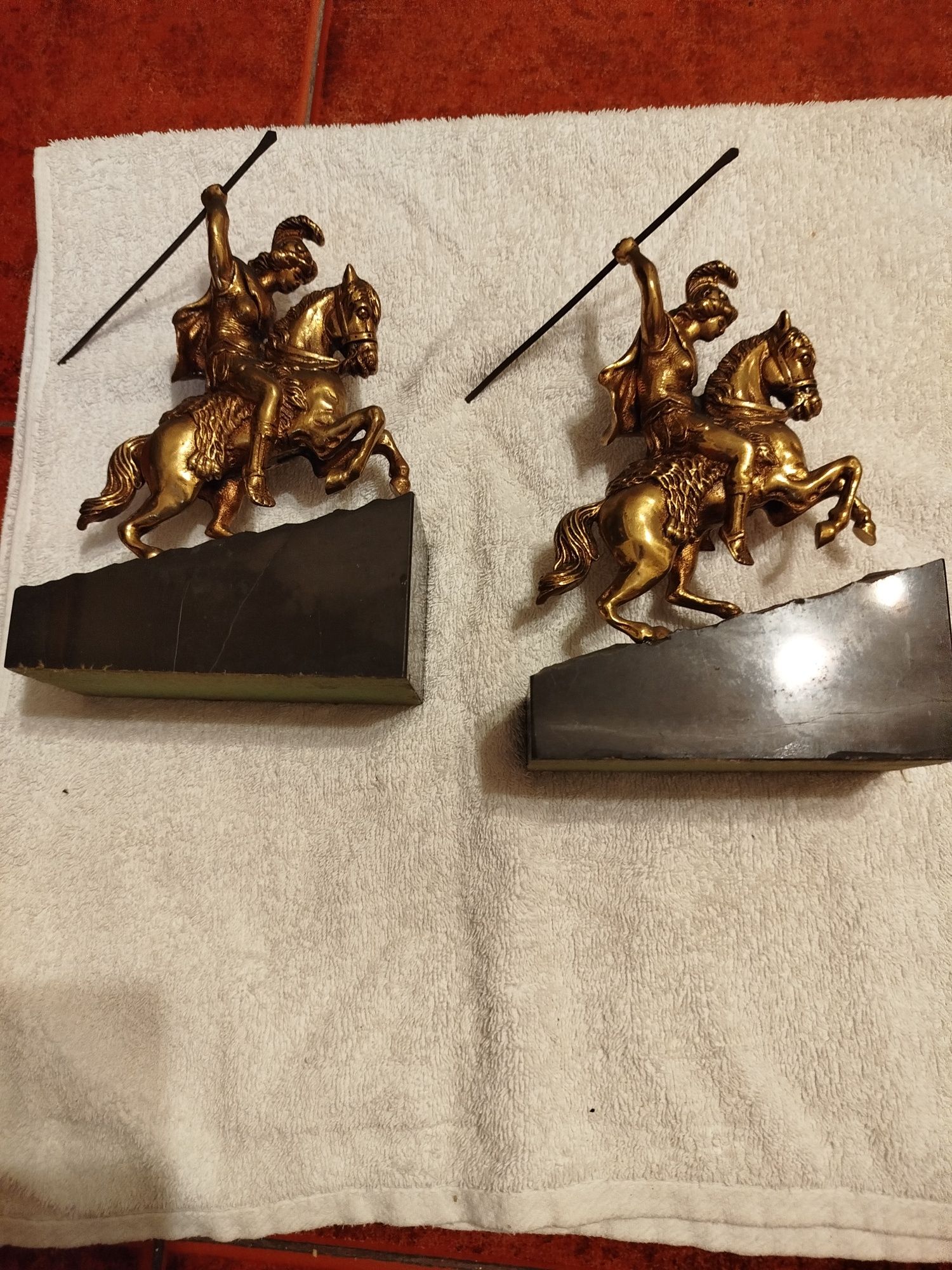 Duas esculturas antigas de um guerreiro em bronze e bases de mármore