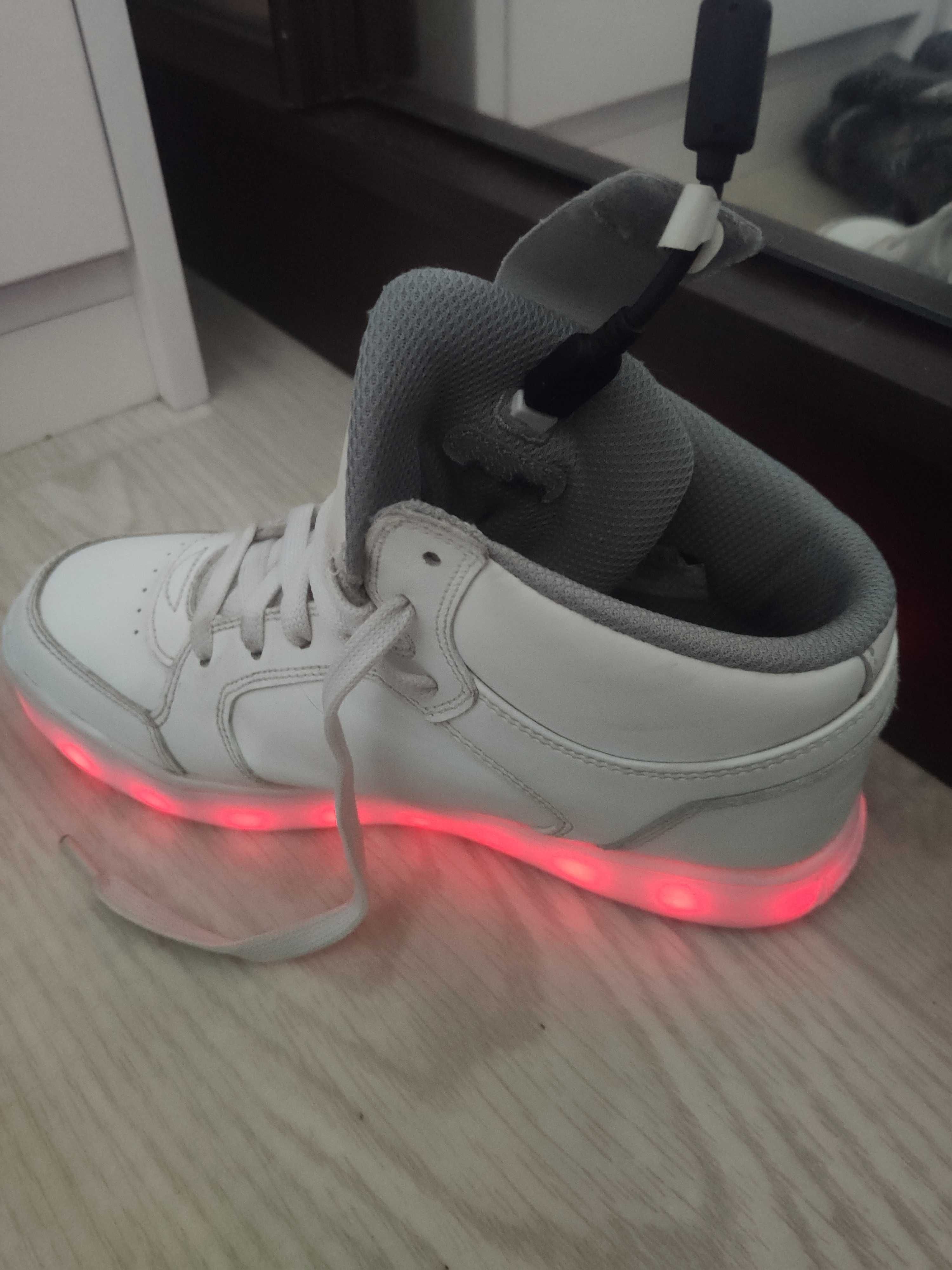 Кросівки білі Skechers Energy Lights