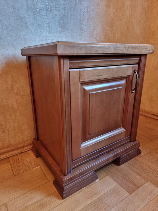 Тумба приліжкова