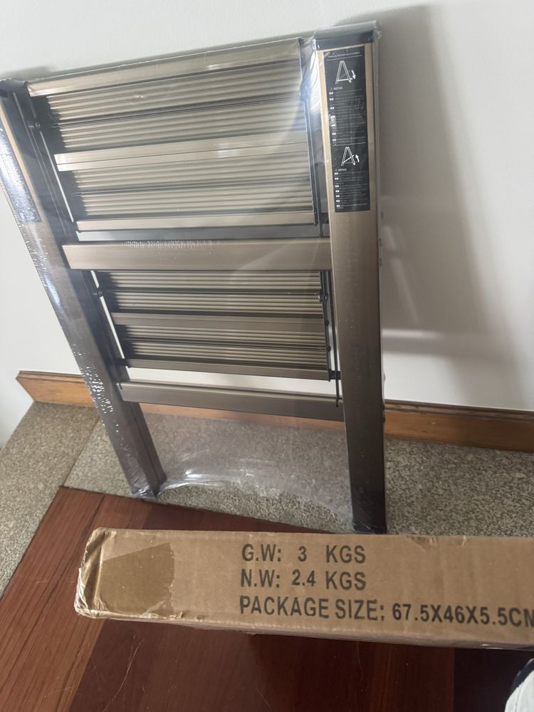 Escada de aluminio com 2 degrauss
