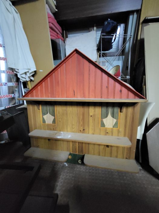 Estante em madeira em forma de casa