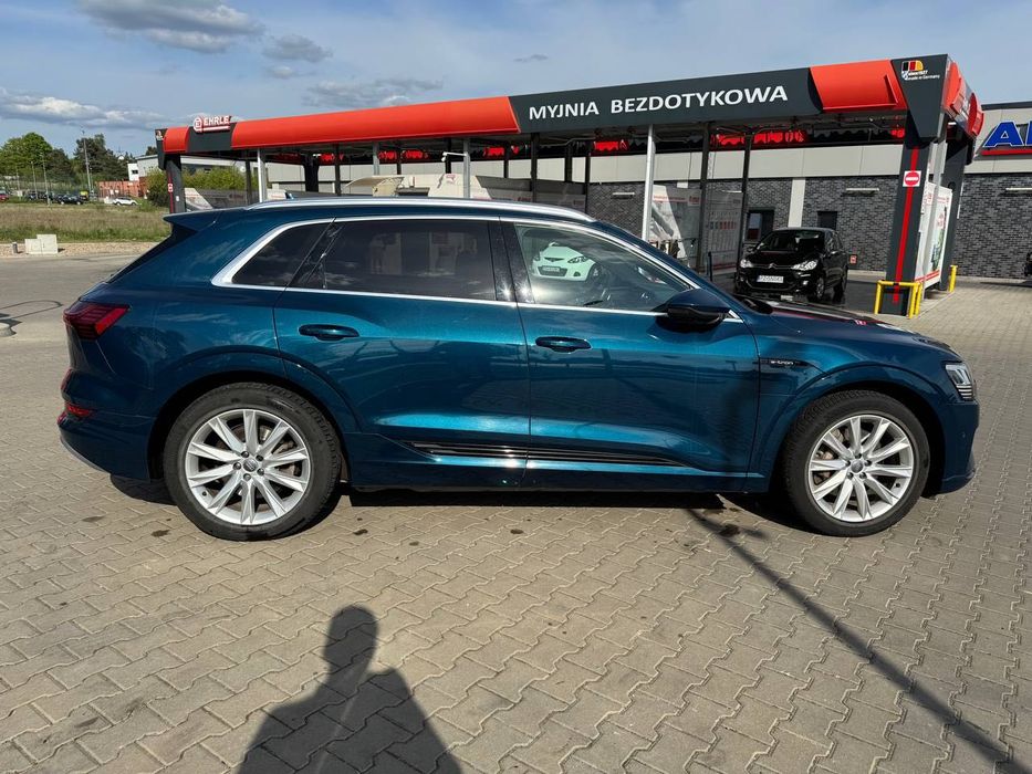 Авто Audi E-tron 55