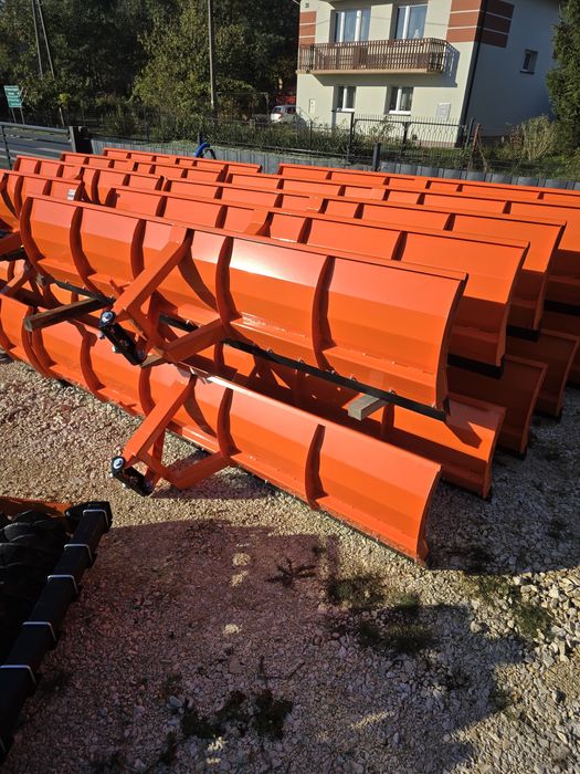 Nowy pług śnieżny – dostawa pod adres klienta.