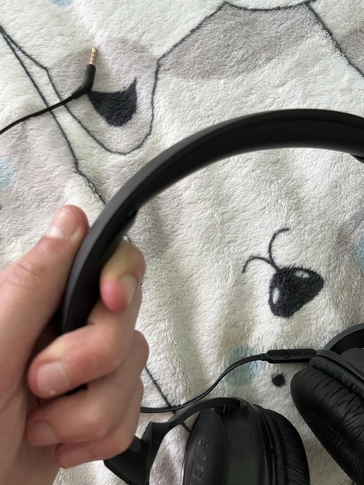 Продам наушники JBL