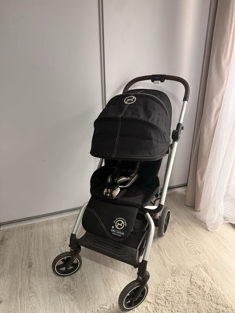 Czarny wozek-spacerówka Cybex