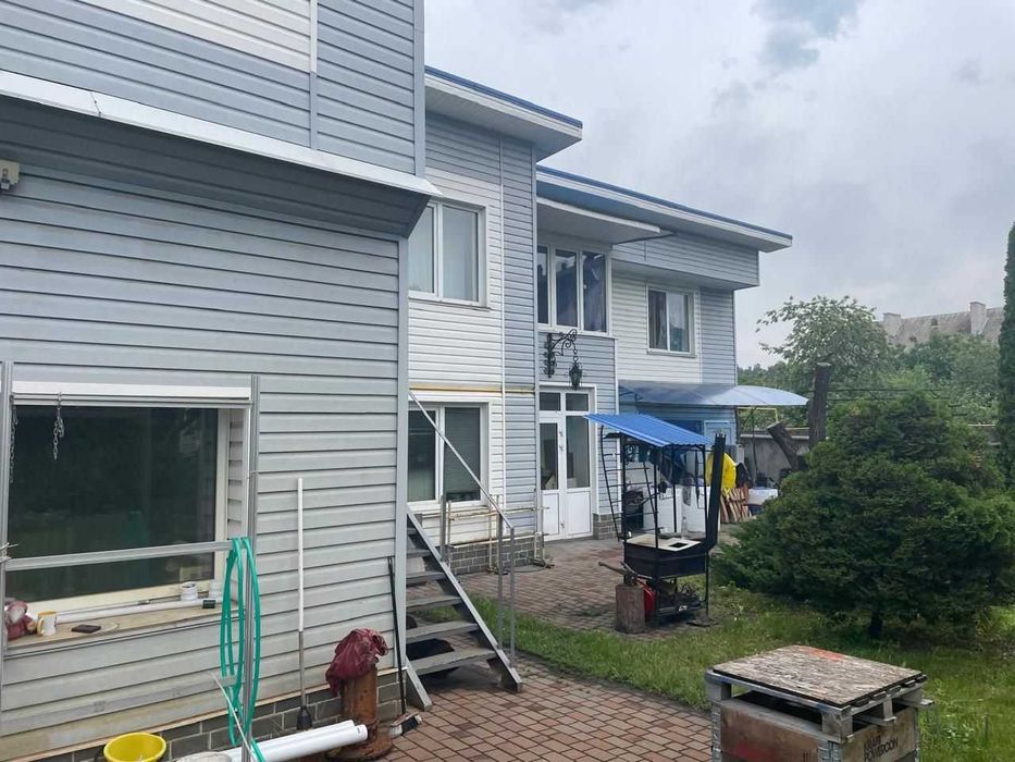 Продаж двох будинків 900 та 300 кв.м., фасад. Бортничі, Переяславська