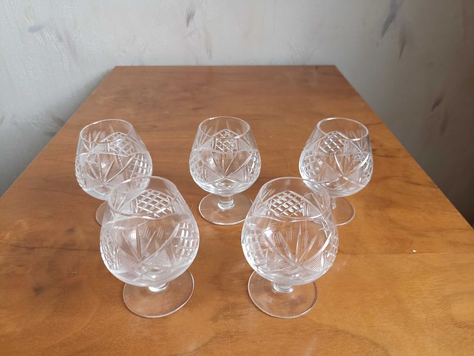 Kryształowe kieliszki do koniaku