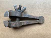 Stary ścisk metalowy. (1)