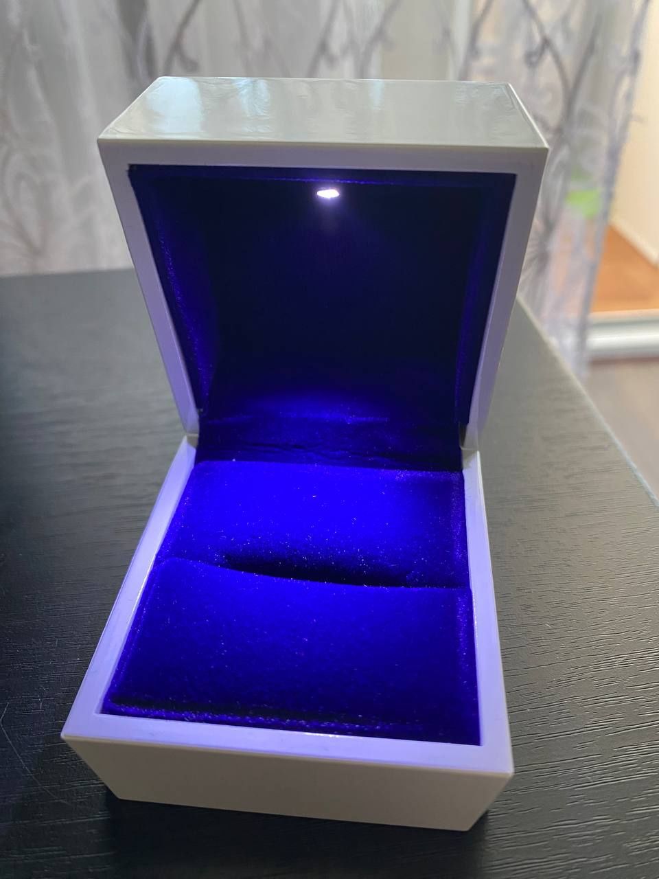 Коробка для кільця з підсвічуванням.