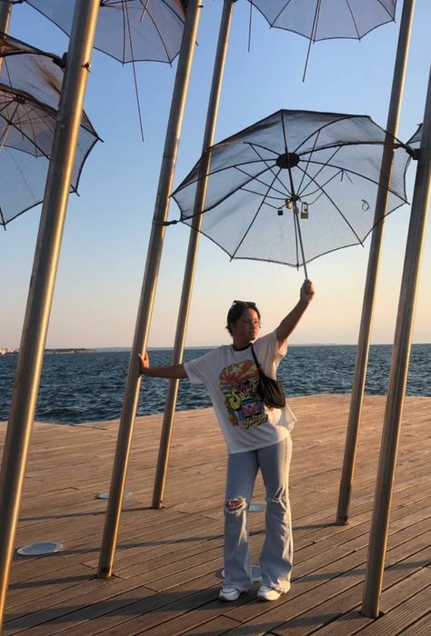 Джинсы голубые с дырками на коленках расклешенные