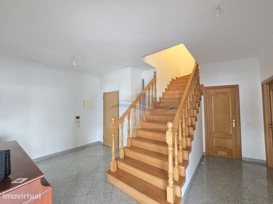 Fantástico T4 Duplex com estacionamento e Uma vista sobre a cidade ...