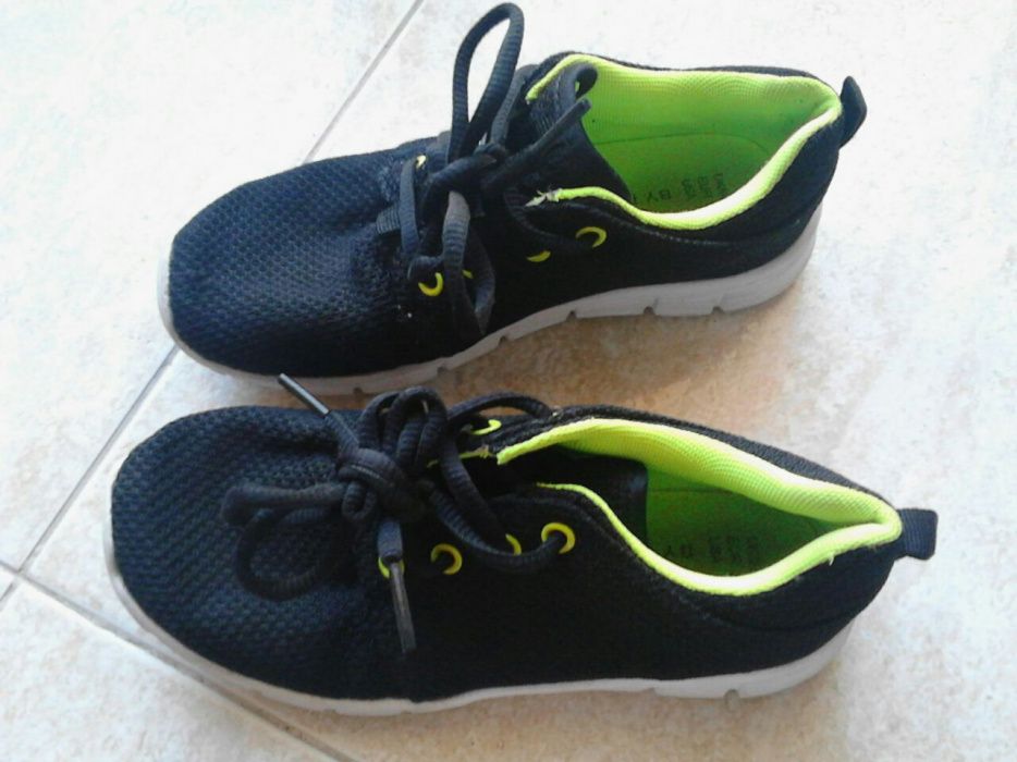 Tennis criança pretos com sola branca