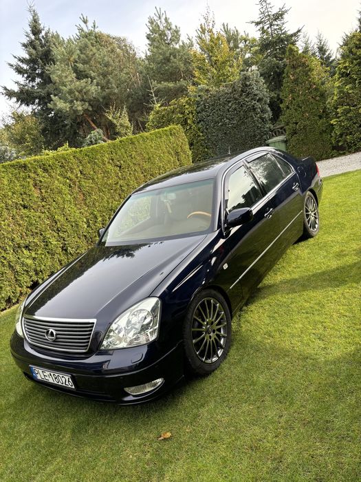 Lexus LS430.