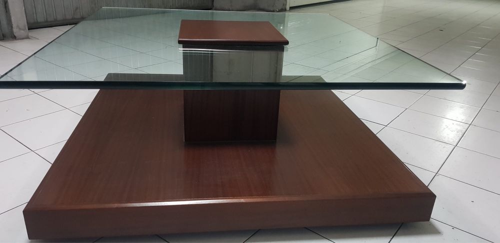 Mesa de apoio em madeira e vidro