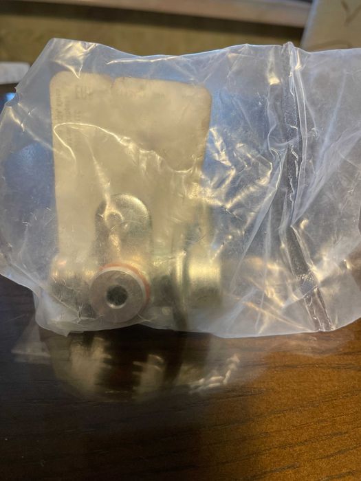 Регулятор давления топлива Ланос 1,6 оригинал GM