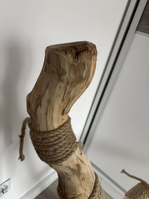 Naturalny drapak dla kota z sznurkiem jutowym drewno