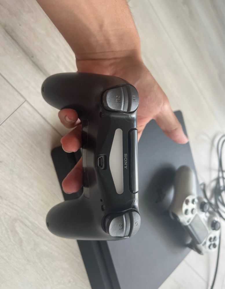 Konsola Playstation 4 slim 1T