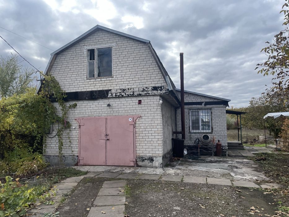 Дом с камином и большим учатком