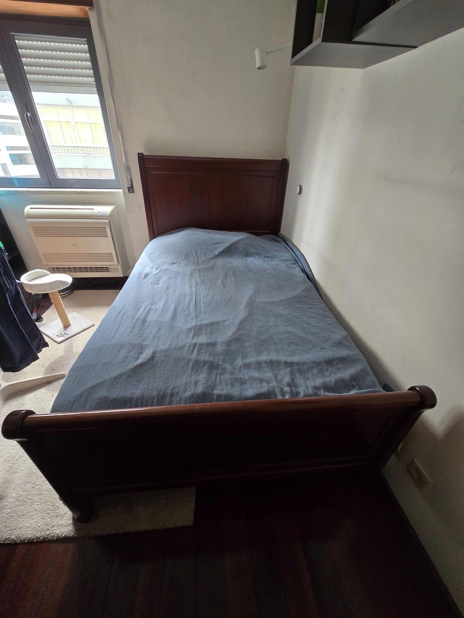 Conjunto cama solteiro e mesa de cabeceira