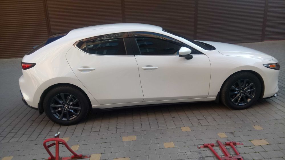 Мазда 3 автомат в белом цвете 2021г mazda 3 automat хэтчбек спорт авто