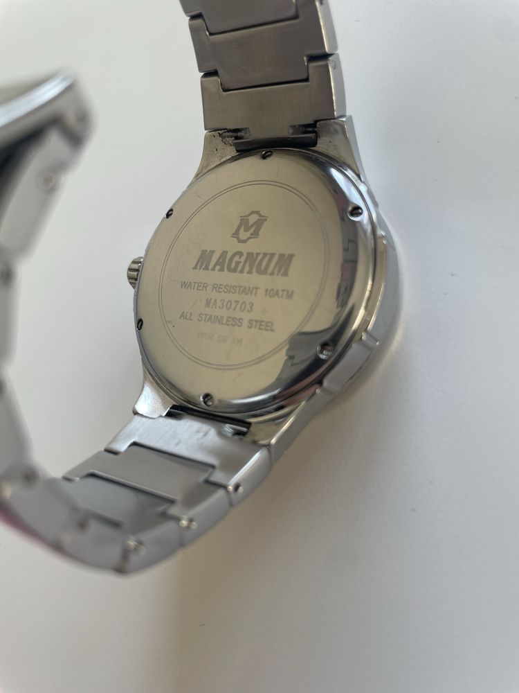 Relógio Magnum - excelente para o dia a dia