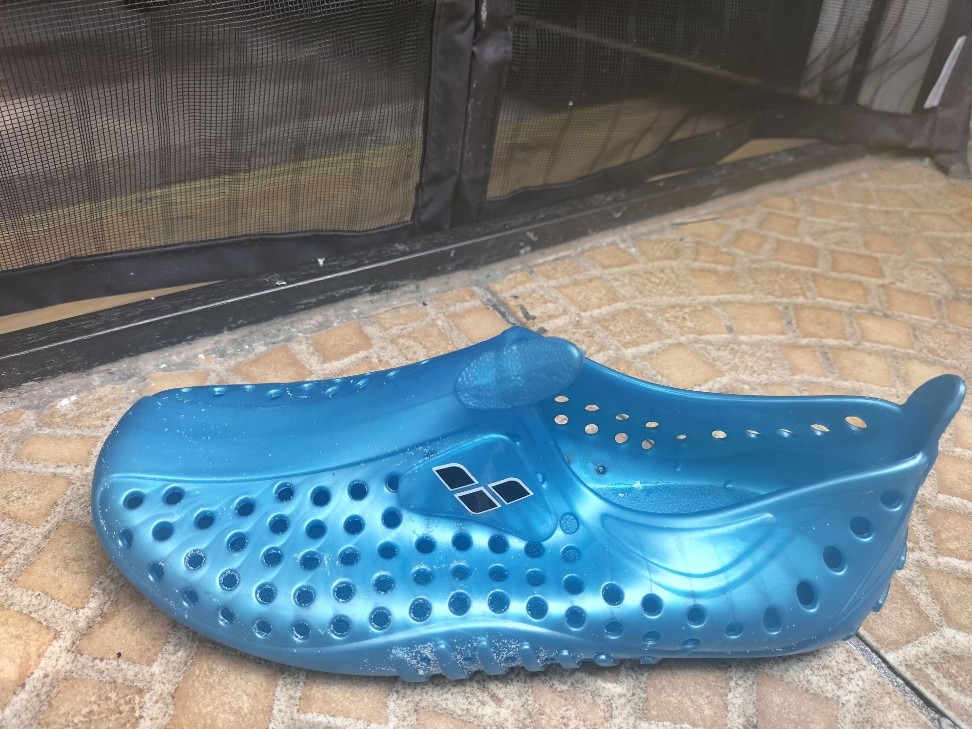 Buty do kąpieli / pływania koloru niebieskiego