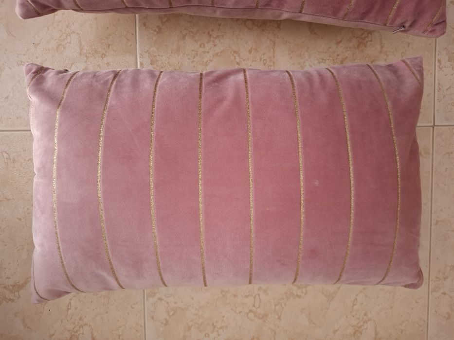 Várias almofadas decorativas