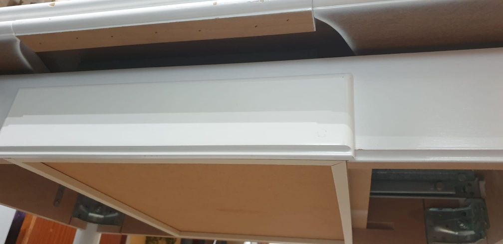 Mesa branca lacada com 2 cadeiras