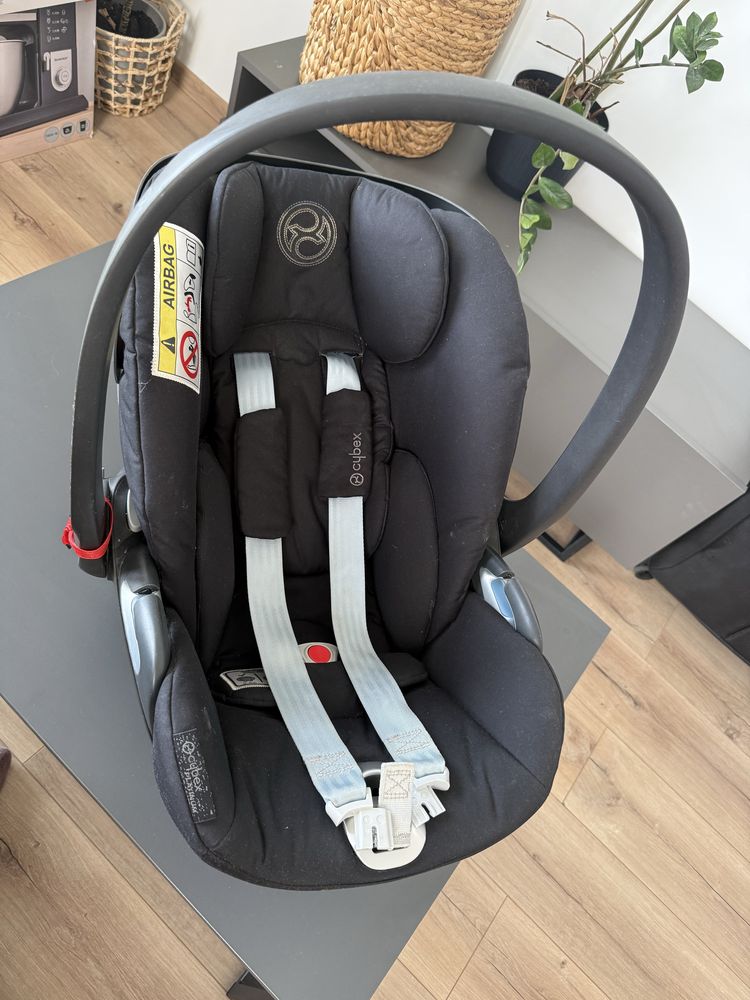 Cybex Cloud G i-Size - rozkładany fotelik samochodowy.