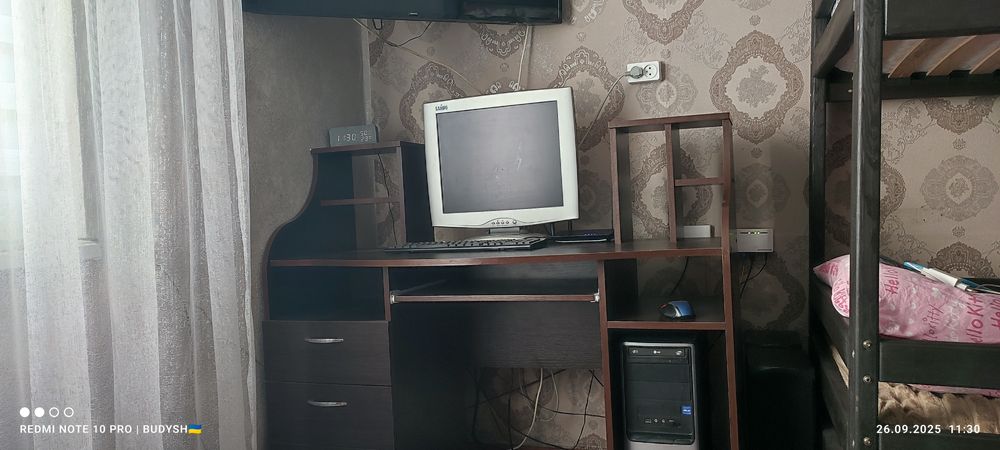 Комп'ютерний стіл