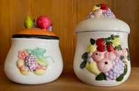 Potes rústicos em cerâmica decorados com frutas