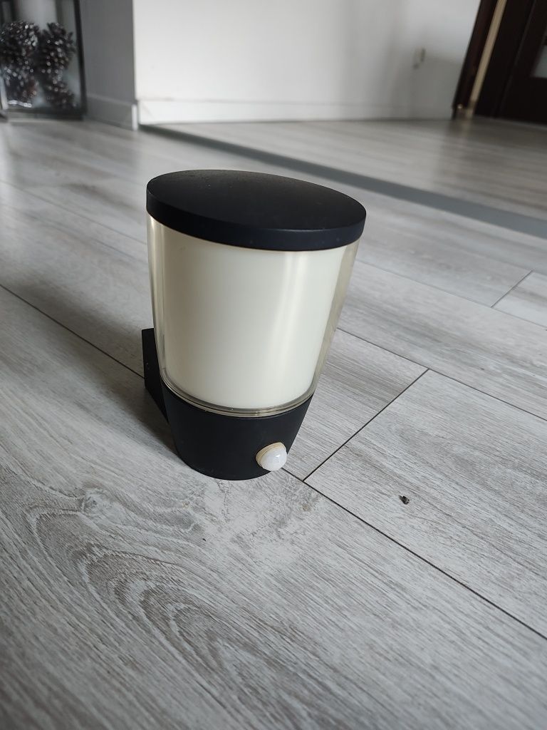 Lampa kinketowa zewnętrzna z czujnikiem ruchu i zmierzchu