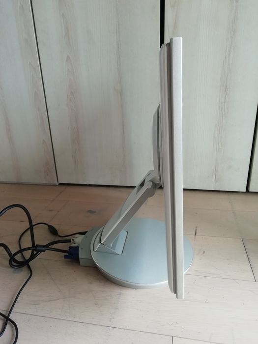 Monitor Samsung 17 cali. Sprytny - można powiesić