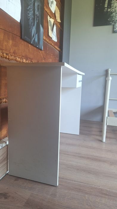 Białe biurko ikea