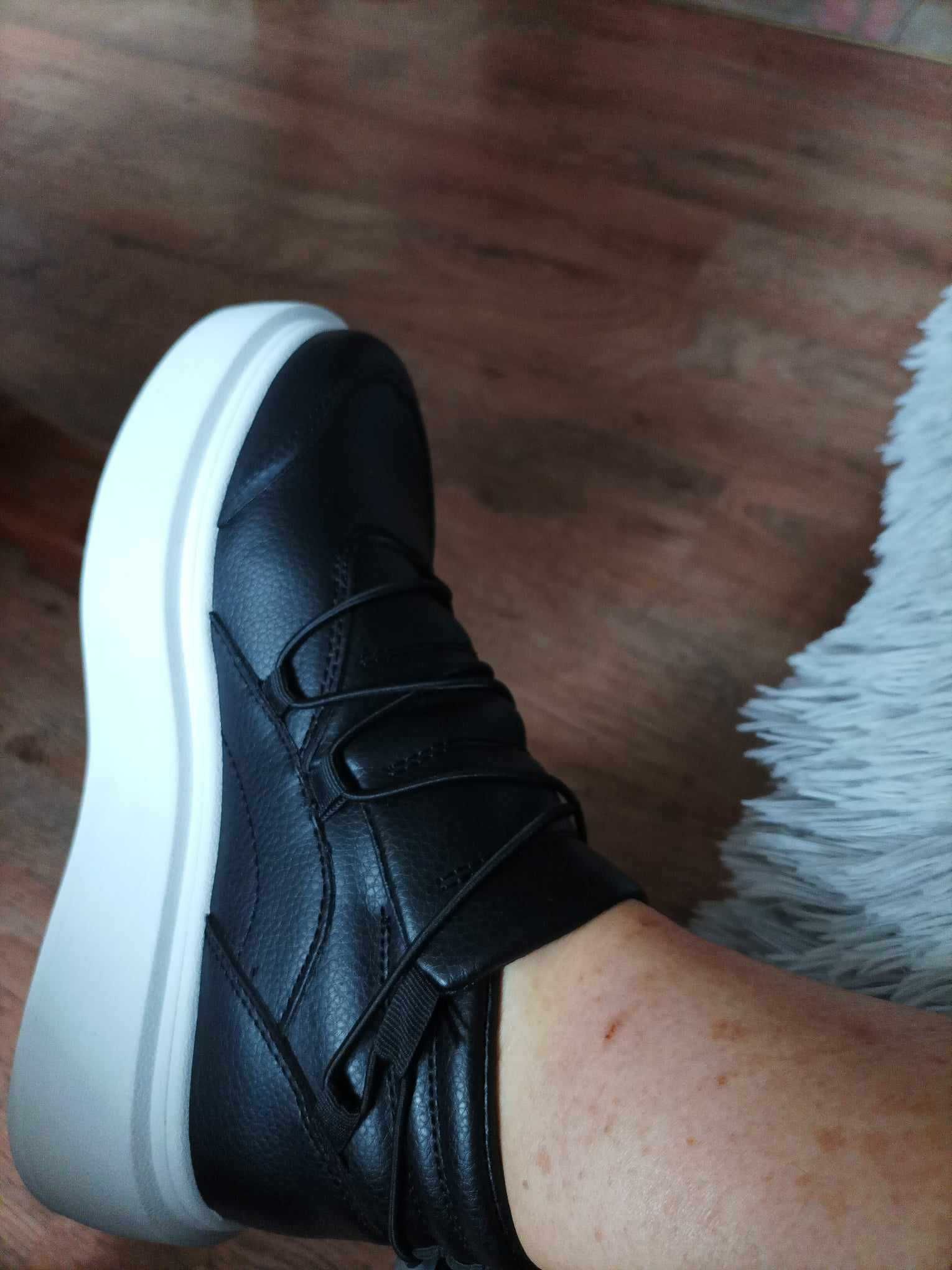 Buty sportowe damskie sneakersy czarne, na białej podeszwie.