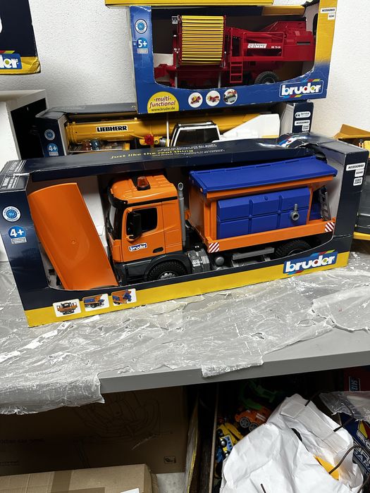 Bruder - Mercedes Arocs Limpa neves (Novo)