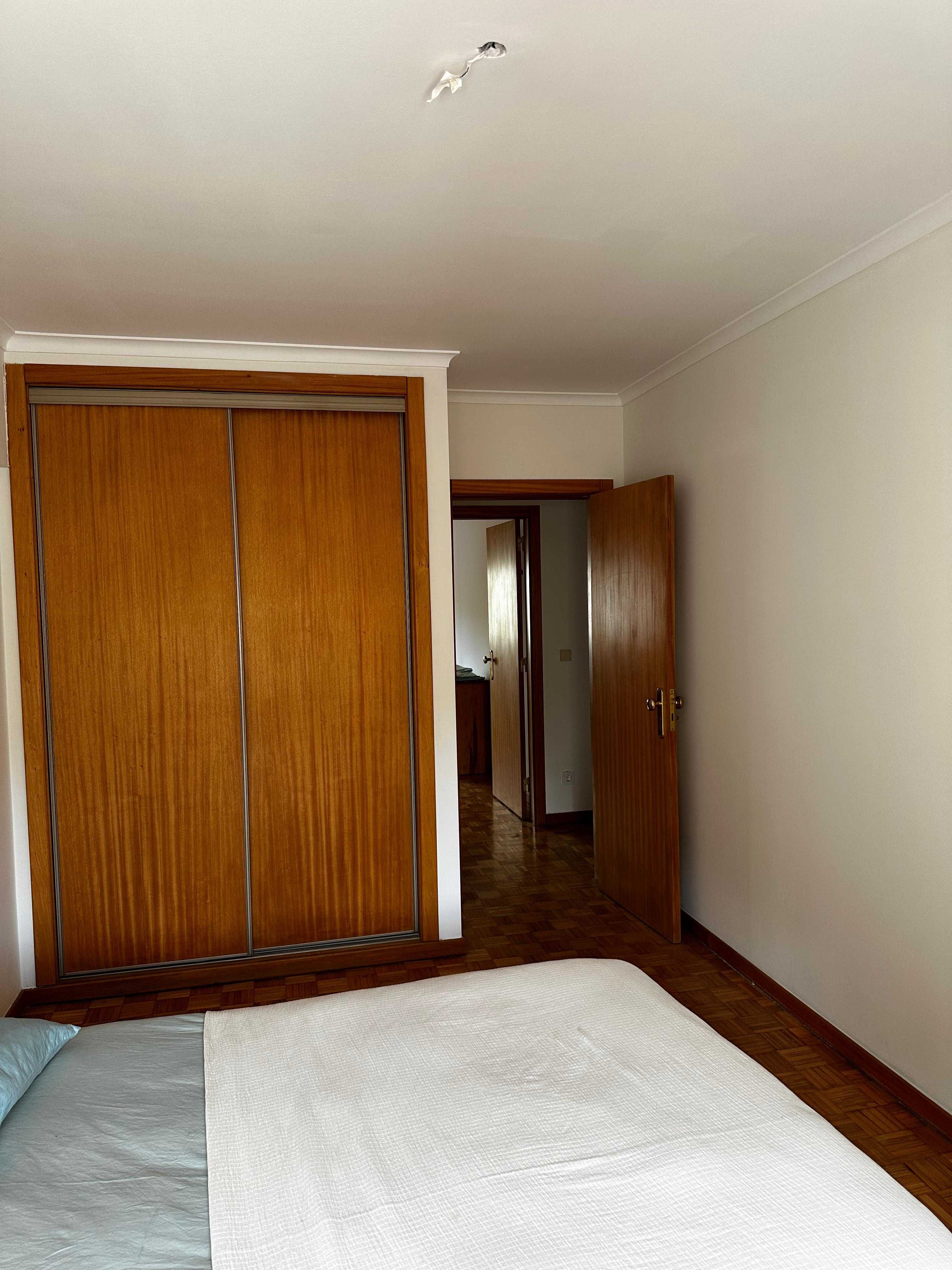 Apartamento T3 Renovado com Varanda e Garagem – Telheiras, Lisboa