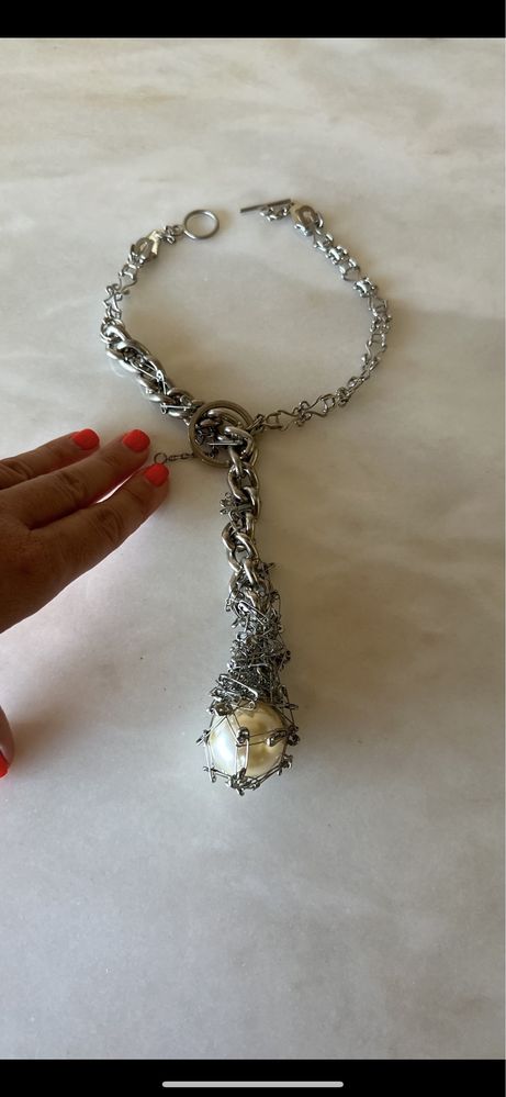 Colar com alfinetes tipo “Valentim Quaresma”