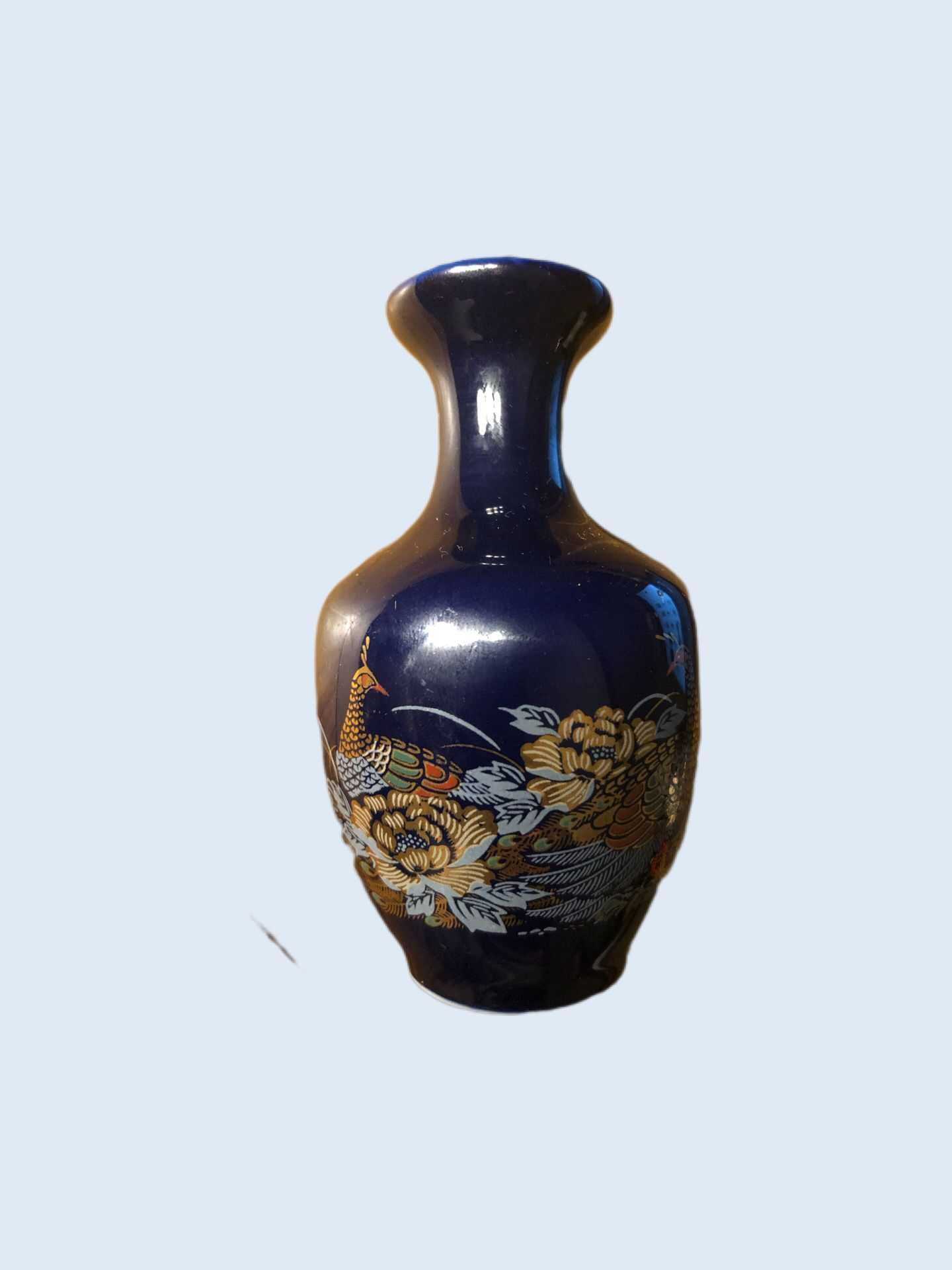 Jarra em Porcelana Azul com motivos florais e animais policromáticos