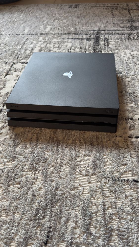 PS4 Pro 1TB c/ 2 comandos e 6 jogos