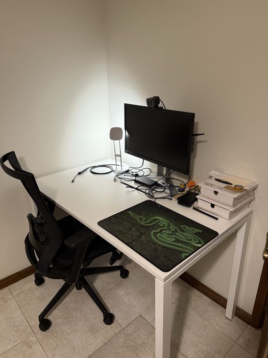 Secretaria com arrumacao para cabos