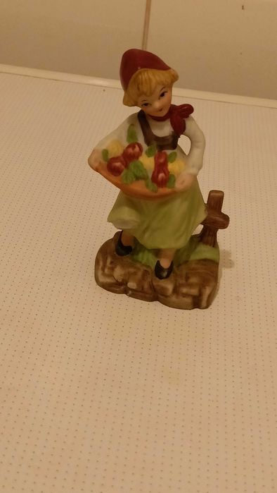 Figurka porcelanowa Cappodimonte dziewczyna z jabłkami