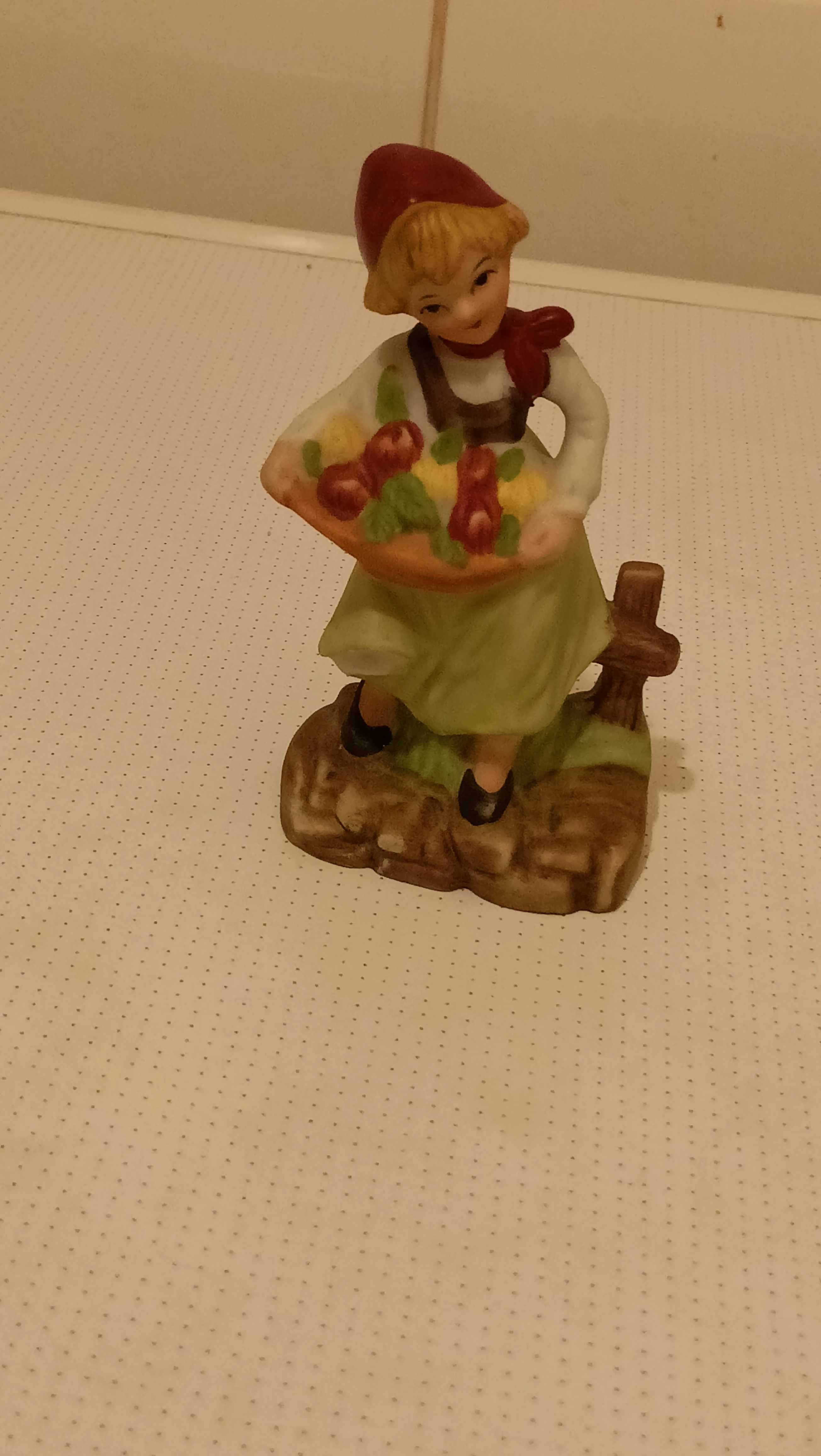 Figurka porcelanowa Cappodimonte dziewczyna z jabłkami